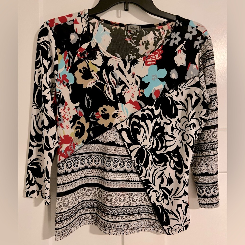 CAIA black/white patterned top with red/blue floral design Sz M